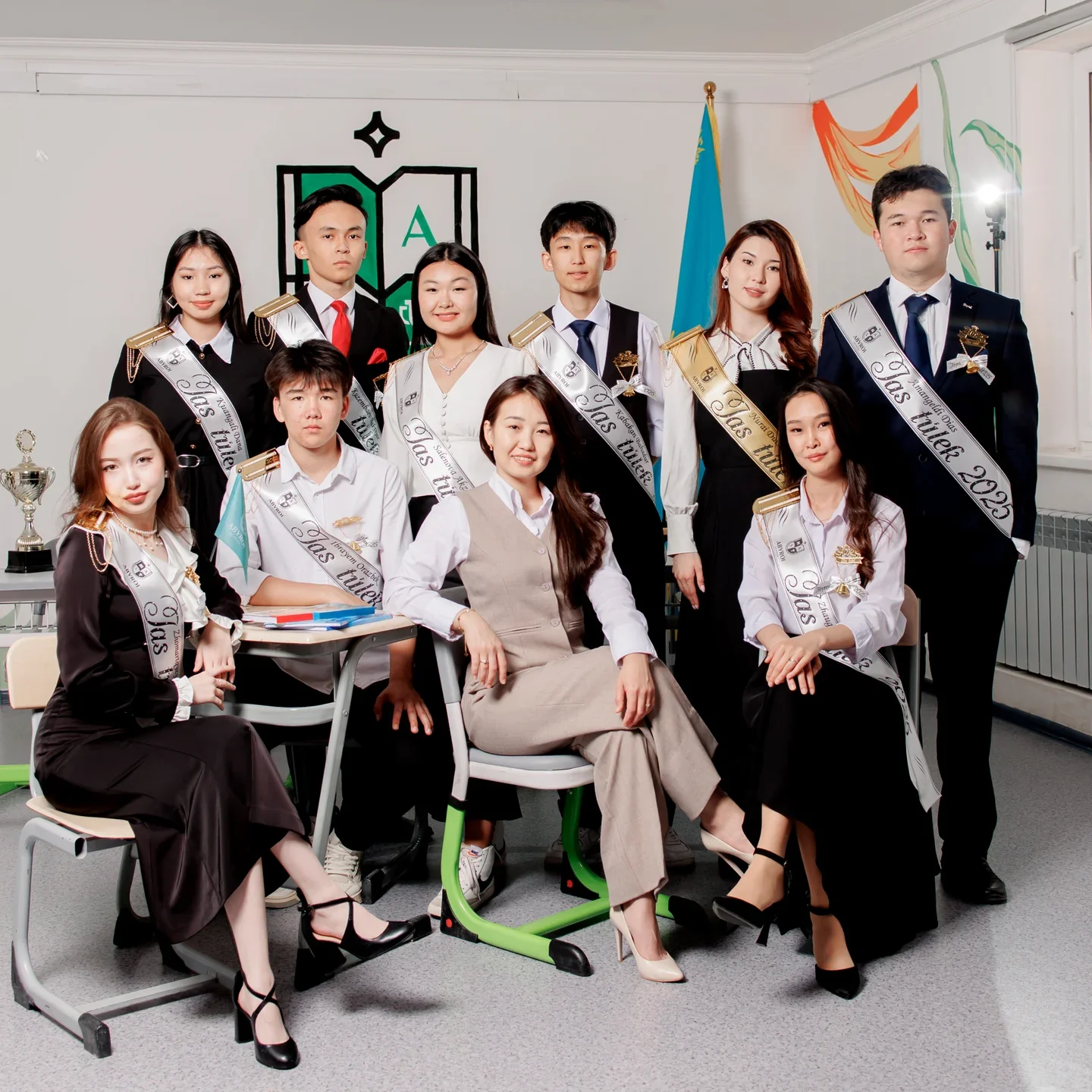 Выпускники на съёмке The School KZ