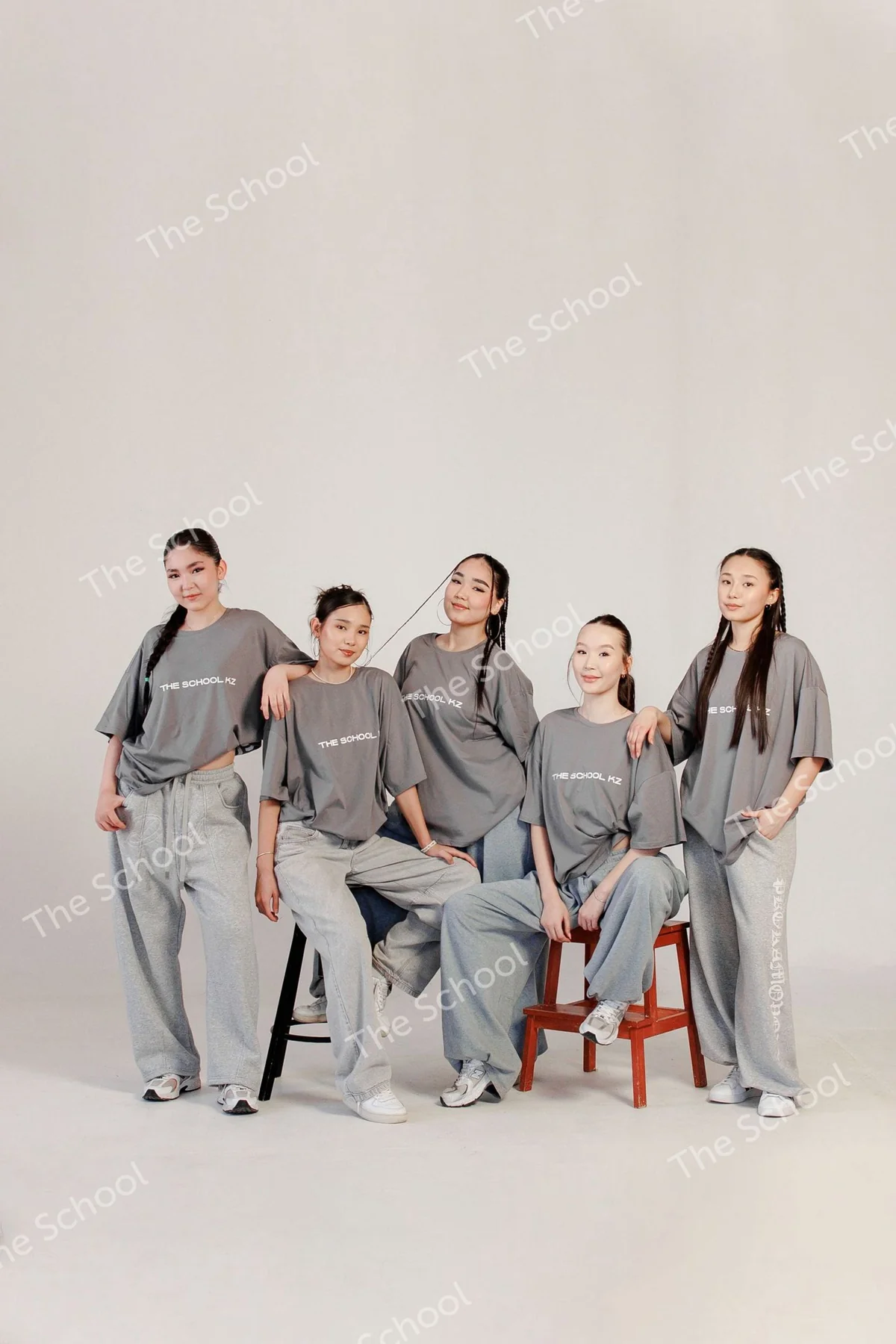 Выпускники на съёмке The School KZ
