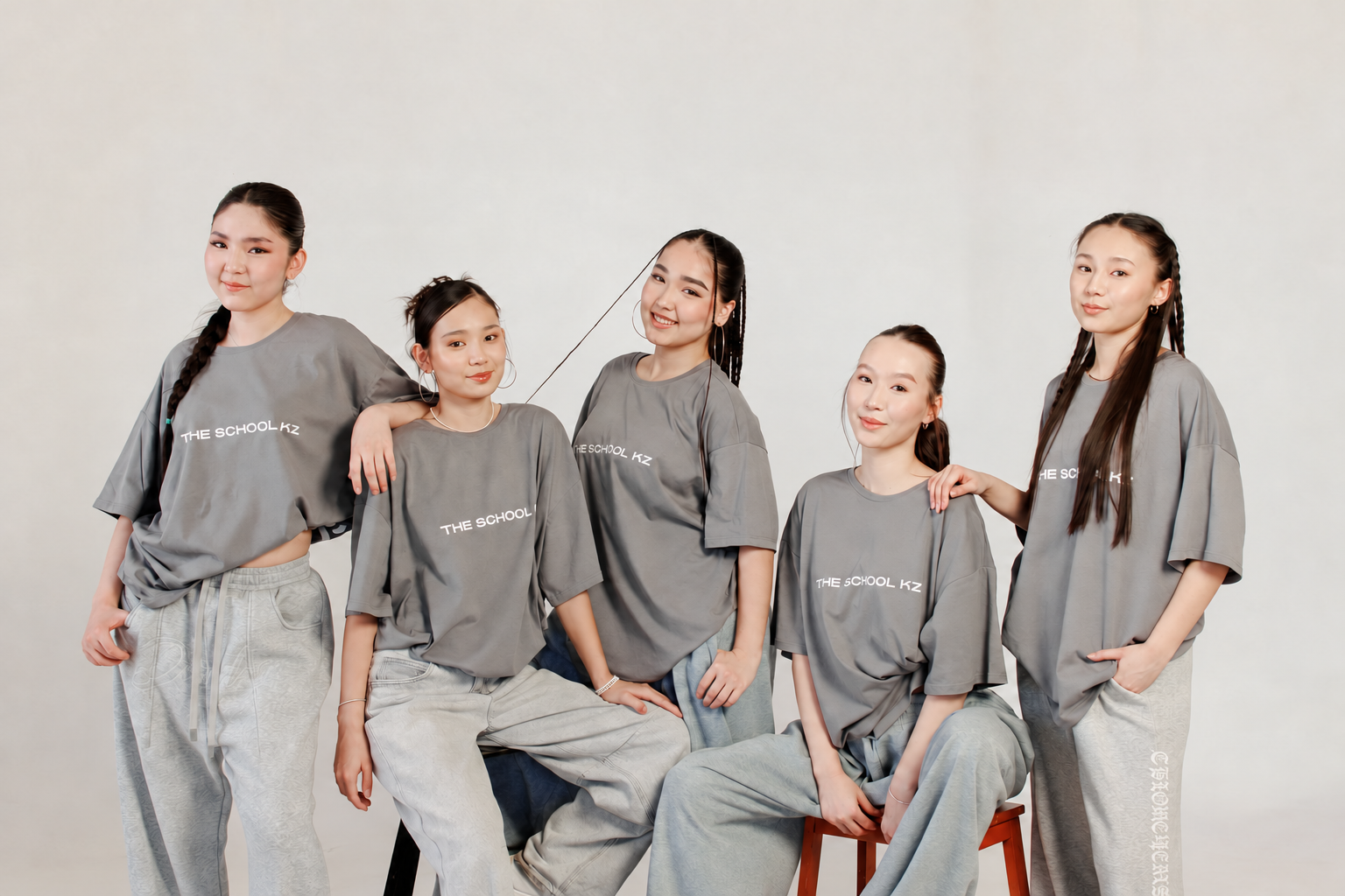 The School KZ түсіріліміндегі түлектер