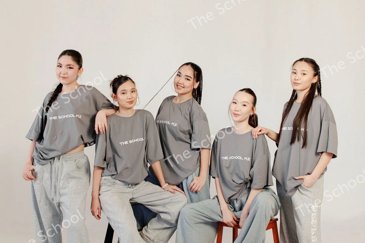 Выпускники на съёмке The School KZ