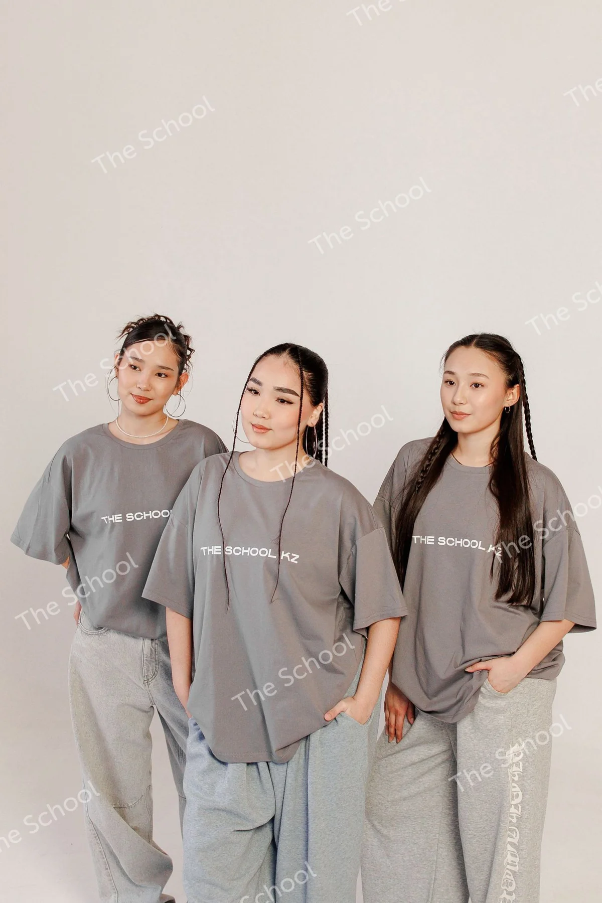 Выпускники на съёмке The School KZ